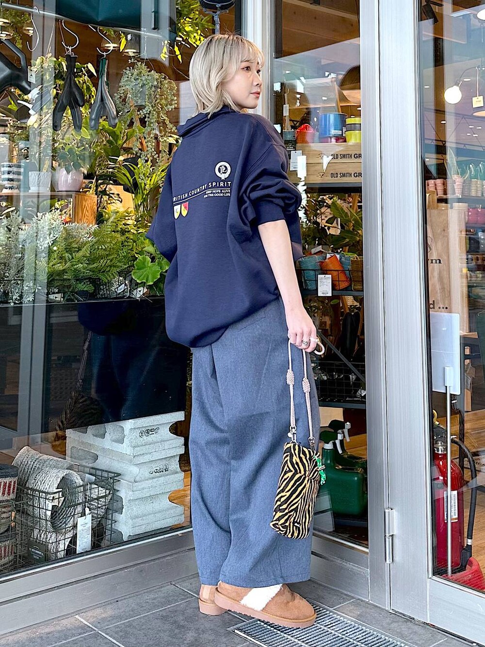 「差し色コーデ、低身長、個性派、デート/ロマンティック、女子会、ブーツ、オーバーサイズ、メンズライク、スポーティ、旅行、niko and...、スウェット、ワイドパンツ、ショルダーバッグ、バッグ」｜「niko and...のオリジナルフェイクムートンシューズ（その他シューズ、イエロー系）」を使った、すなぎもさん（レディース・153cm）の秋コーディネートの3枚目の写真