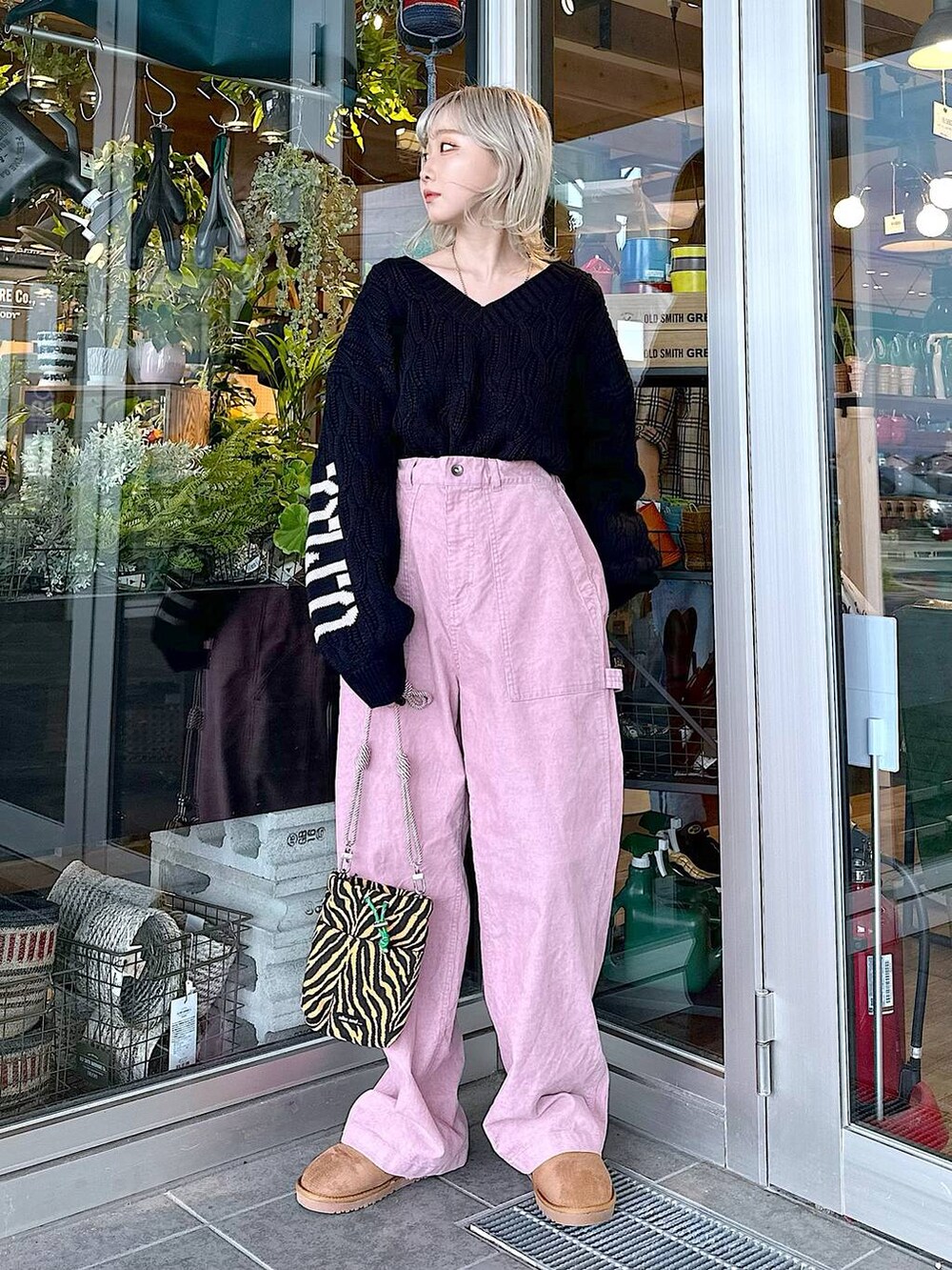 「差し色コーデ、低身長、個性派、デート/ロマンティック、女子会、旅行、niko and...、ニット、ワイドパンツ、ショルダーバッグ、バッグ、ブーツ、オーバーサイズ、秋コーデ、冬コーデ」｜「niko and...のビンテージ風コーデュロイパンツ（その他パンツ、ピンク系）」を使った、すなぎもさん（レディース・153cm）の秋コーディネートの3枚目の写真