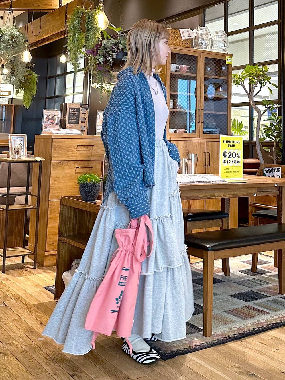 「差し色コーデ、低身長、個性派、デート/ロマンティック、女子会、旅行、niko and ...、シャツ、スウェット、ロングスカート、スカート、トートバッグ、バッグ、パンプス、春コーデ」｜「niko and...のオリジナル巾着トートバッグ（トートバッグ、ピンク系）」を使った、すなぎもさん（レディース・153cm）の冬コーディネートの3枚目の写真