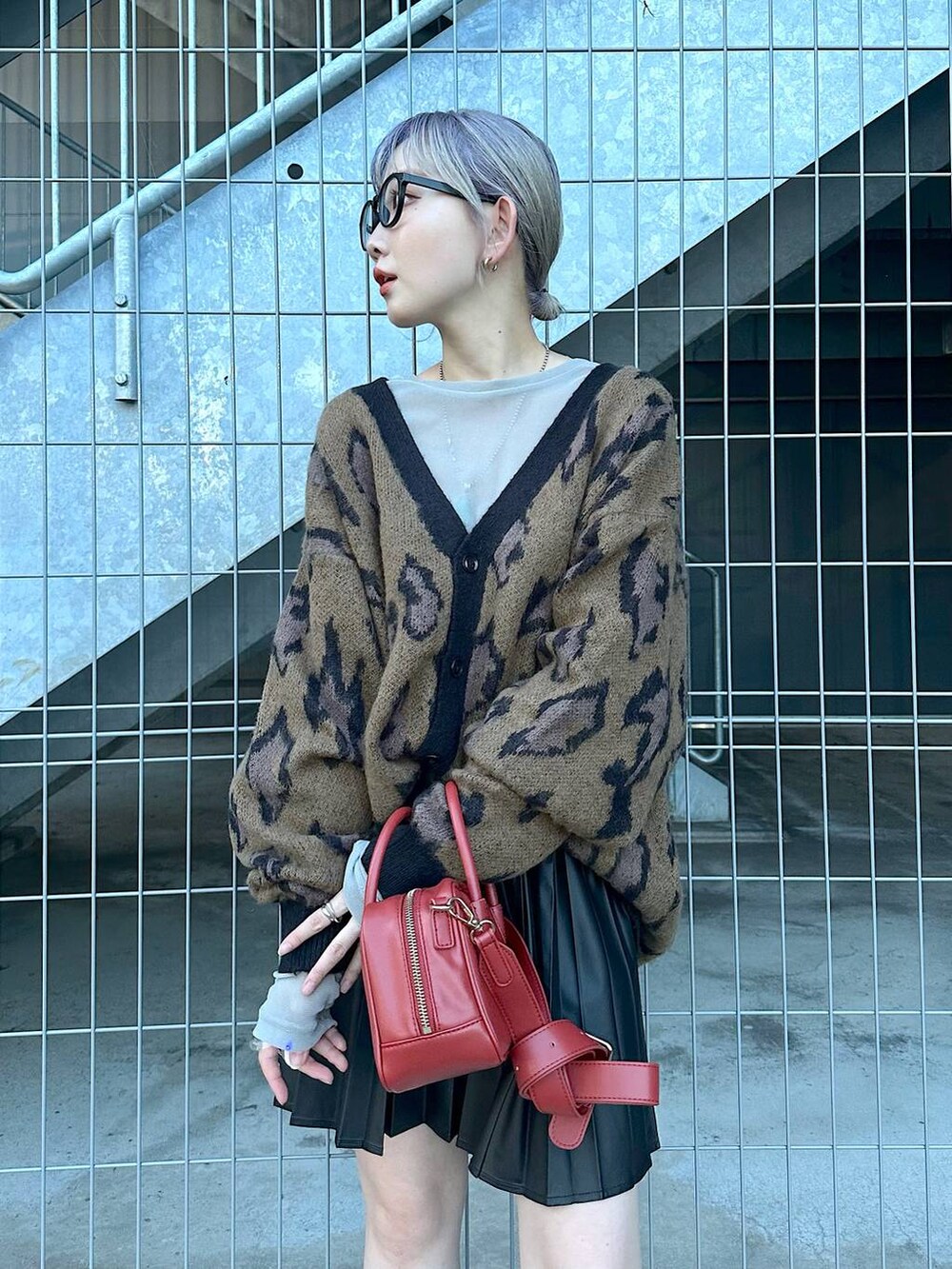 ブラウン系のカーディガン/ボレロ、グレー系のブーツ、ブラウン系のショルダーバッグを着用したレディースの秋コーディネートの5枚目の写真