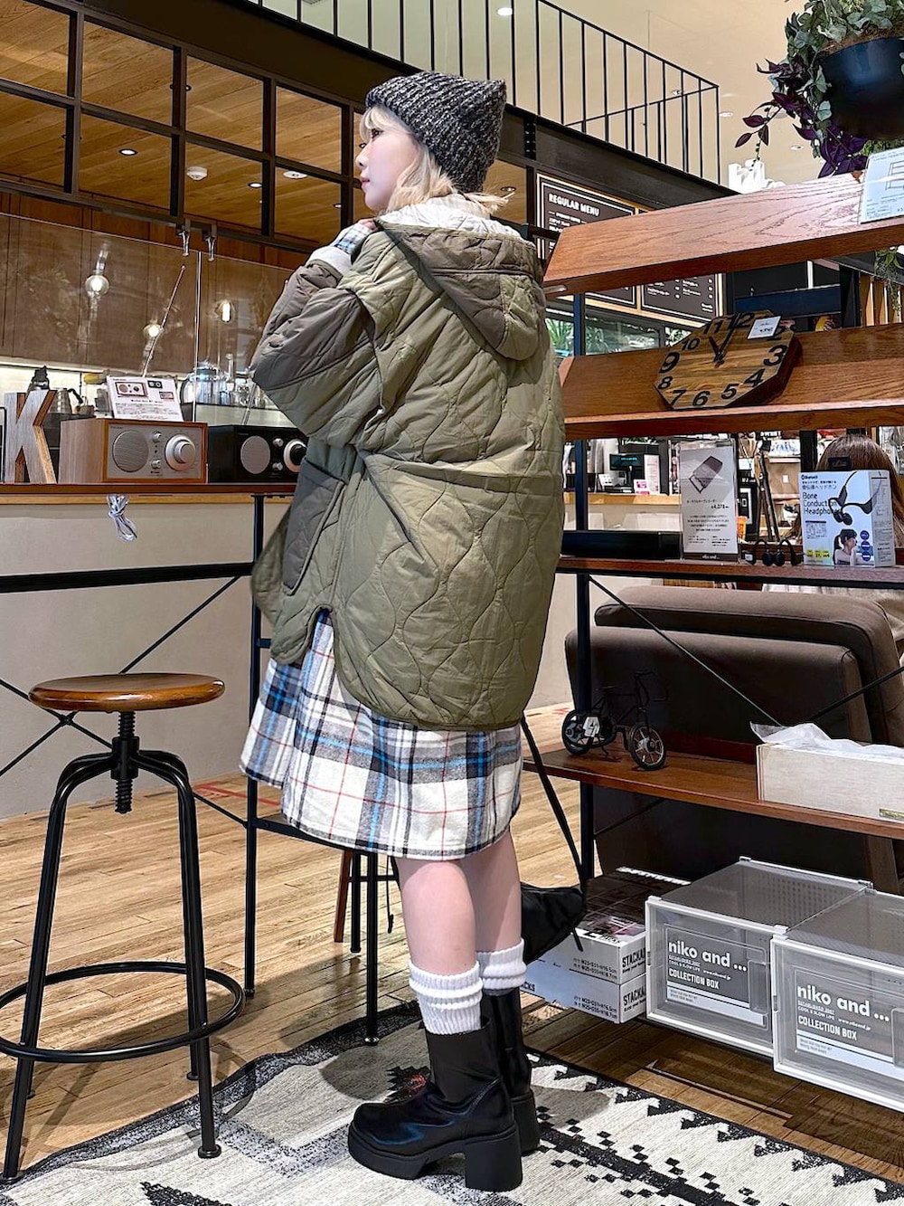 「差し色コーデ、低身長、個性派、デート/ロマンティック、女子会、旅行、niko and ...、ニット帽、ミリタリー、ミリタリージャケット、シャツ、シャツワンピース、Tシャツ、ロンT、アウター」｜「niko and...のSilver925 フープピアス（ピアス（両耳用）、グレー系）」を使った、すなぎもさん（レディース・153cm）の冬コーディネートの2枚目の写真
