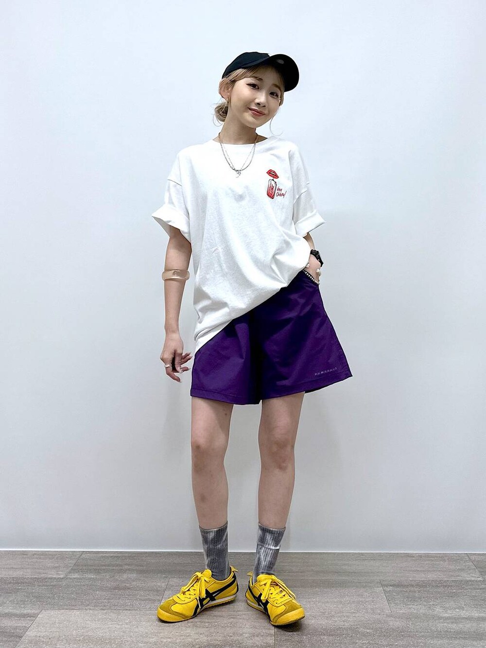 パープル系のその他パンツ、ブルー系のキャップを着用したレディースの夏コーディネートの3枚目の写真