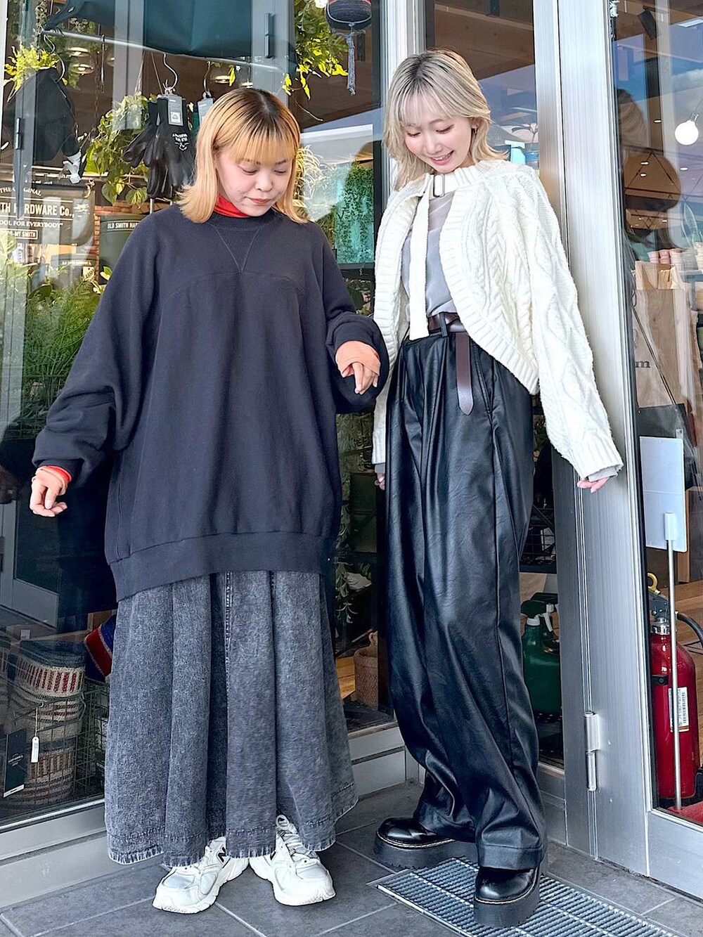 ブラック系のTシャツ/カットソー、レッド系のTシャツ/カットソー、ブラック系のその他パンツを着用したレディースの秋コーディネートの5枚目の写真