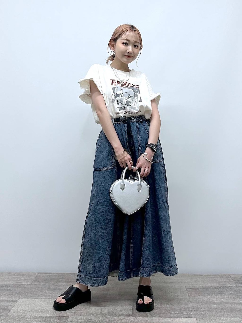 「差し色コーデ、低身長、個性派、デート/ロマンティック、女子会、旅行、niko and ...、Tシャツ、スカート、ロングスカート、ショルダーバッグ、バッグ、サンダル、夏コーデ、オーバーサイズ」｜「tiny tinyのハート2WAYトートバッグ[tiny tiny(ティニーティニー)]（ショルダーバッグ、シルバー系）」を使った、すなぎもさん（レディース・153cm）の夏コーディネートの2枚目の写真