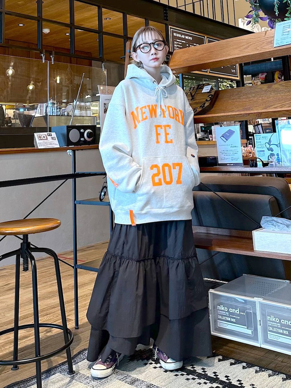 「差し色コーデ、FISHS EDDY、低身長、個性派、デート/ロマンティック、女子会、旅行、niko and ...、パーカー、ユニセックス、スカート、ロングスカート、オーバーサイズ」｜「niko and...のオリジナルシューズケース2個セット（収納グッズ、その他）」を使った、すなぎもさん（レディース・153cm）の冬コーディネートの3枚目の写真