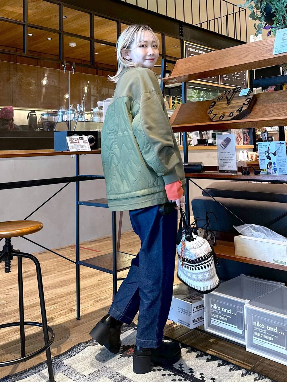 ブルー系のその他パンツ、ブラック系のブーツ、オレンジ系のTシャツ/カットソーを着用したレディースの冬コーディネートの2枚目の写真