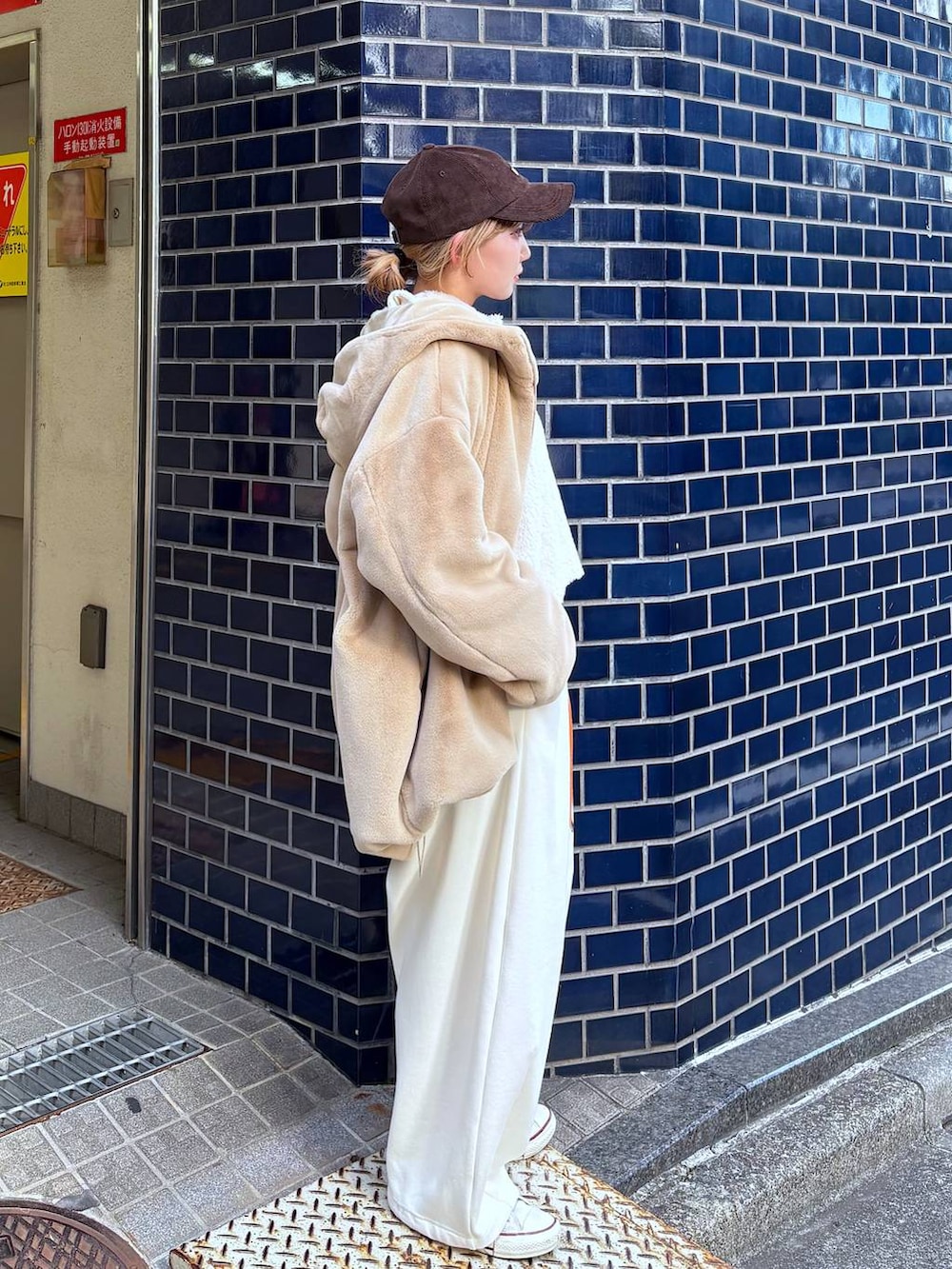 ベージュ系のブルゾン、ベージュ系のその他パンツ、ベージュ系のポロシャツを着用したレディースの秋コーディネートの5枚目の写真