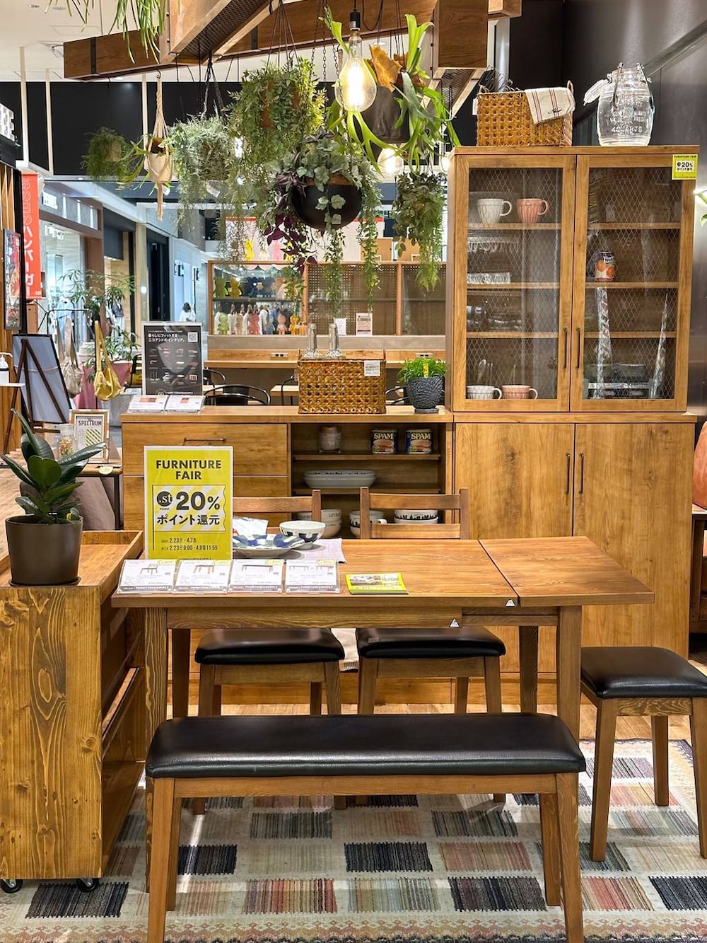 「差し色コーデ、低身長、個性派、デート/ロマンティック、女子会、旅行、niko and ...、家具、セットアップ」｜「niko and...のワークジャンプスーツ（つなぎ/オールインワン、ピンク系）」を使った、すなぎもさん（レディース・153cm）の春コーディネートの2枚目の写真