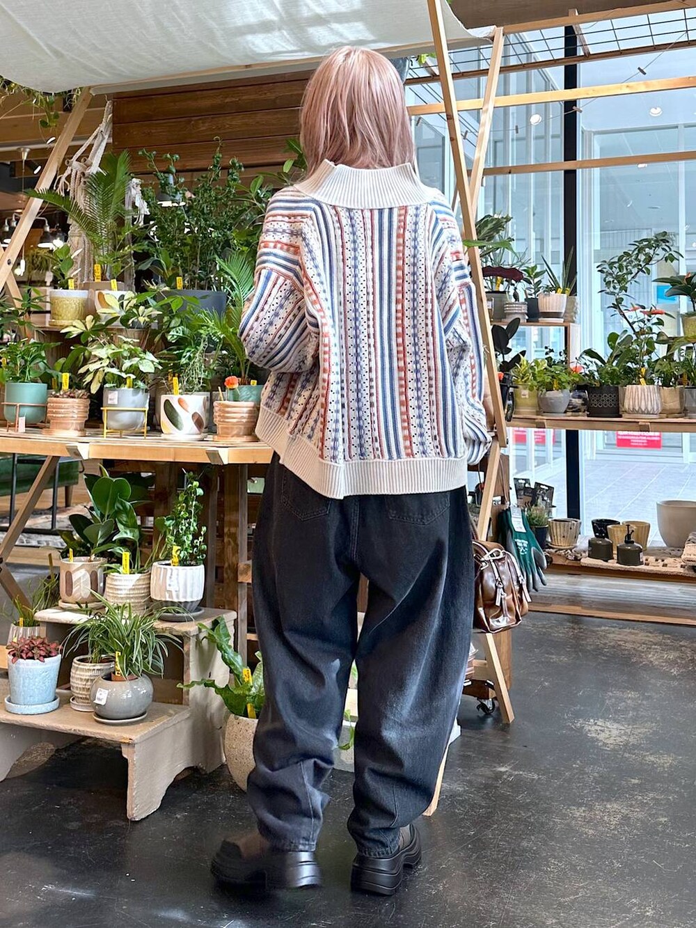 ブラック系のその他パンツ、ブラック系のキャミソール、ブラウン系のブーツを着用したレディースの秋コーディネートの2枚目の写真