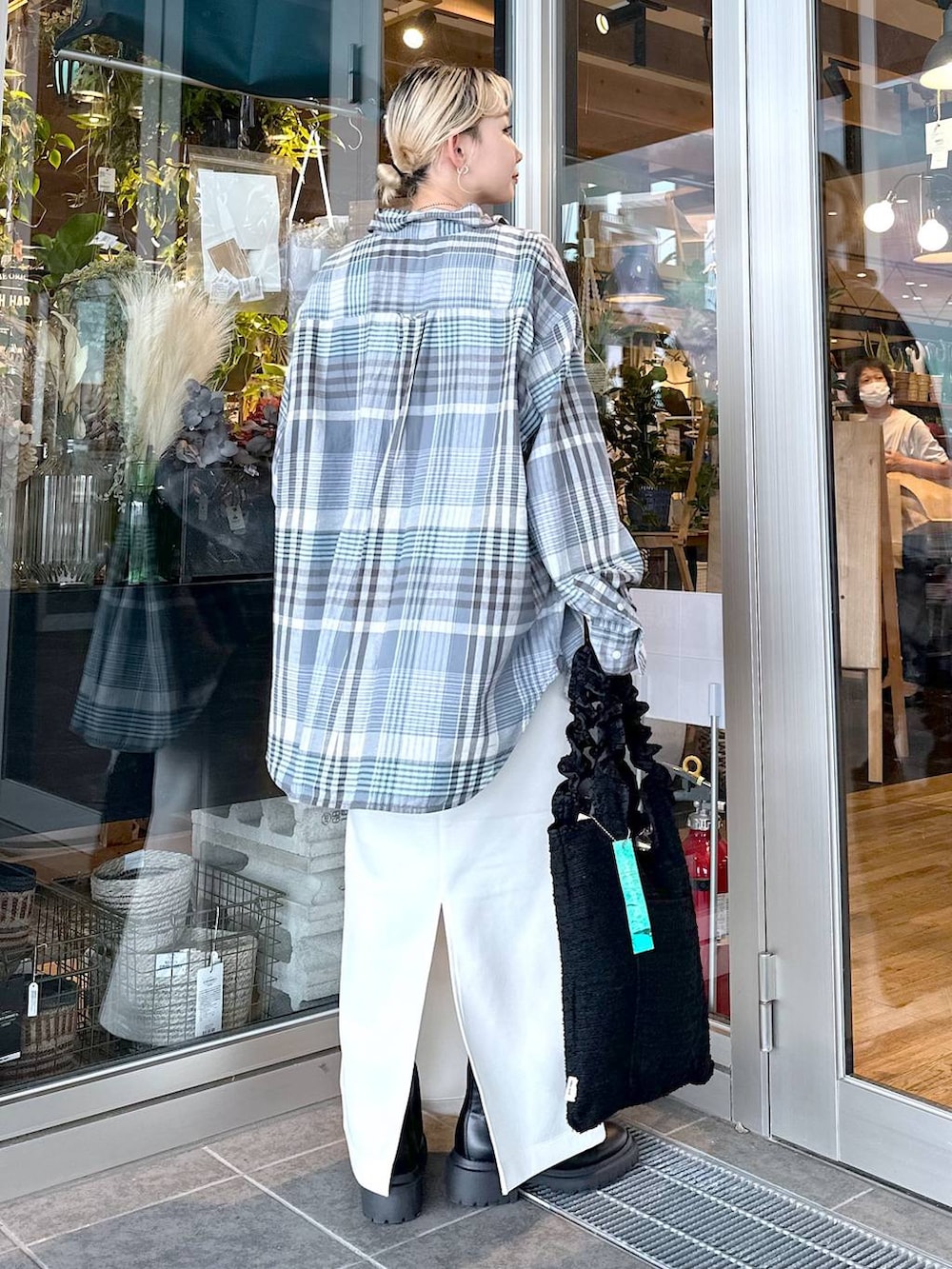 「個性派、シャツ、差し色コーデ、低身長、女子会、旅行、niko and...、スカート、ロングスカート、NUMERALS、トートバッグ、バッグ、ショートブーツ、ブーツ、オーバーサイズ」｜「niko and...の40ビエラレピアチェックシャツ（シャツ/ブラウス、グレー系）」を使った、すなぎもさん（レディース・153cm）の秋コーディネートの2枚目の写真