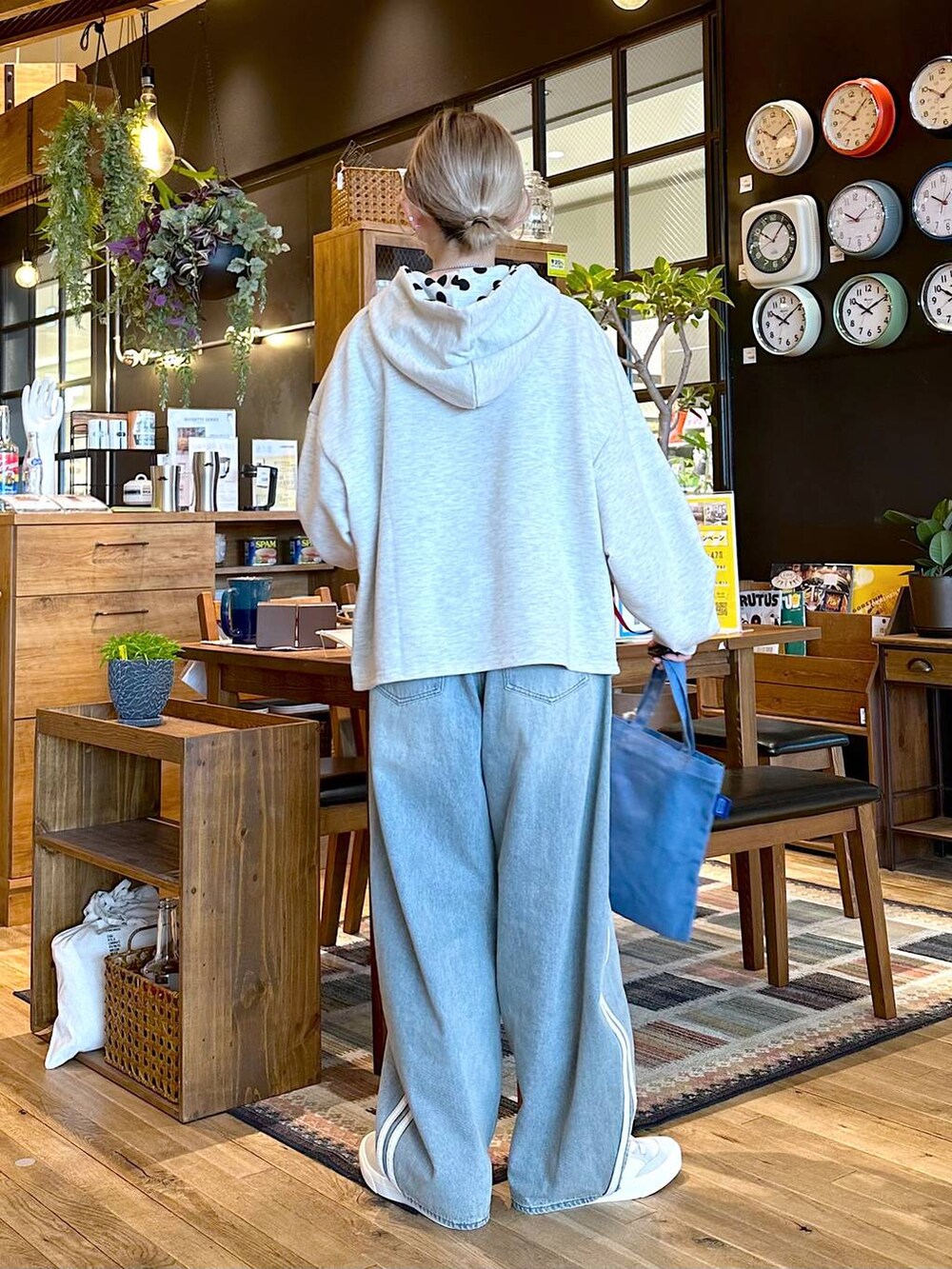ホワイト系のスニーカー、ブルー系のトートバッグ、ベージュ系のパーカーを着用したレディースの冬コーディネートの4枚目の写真