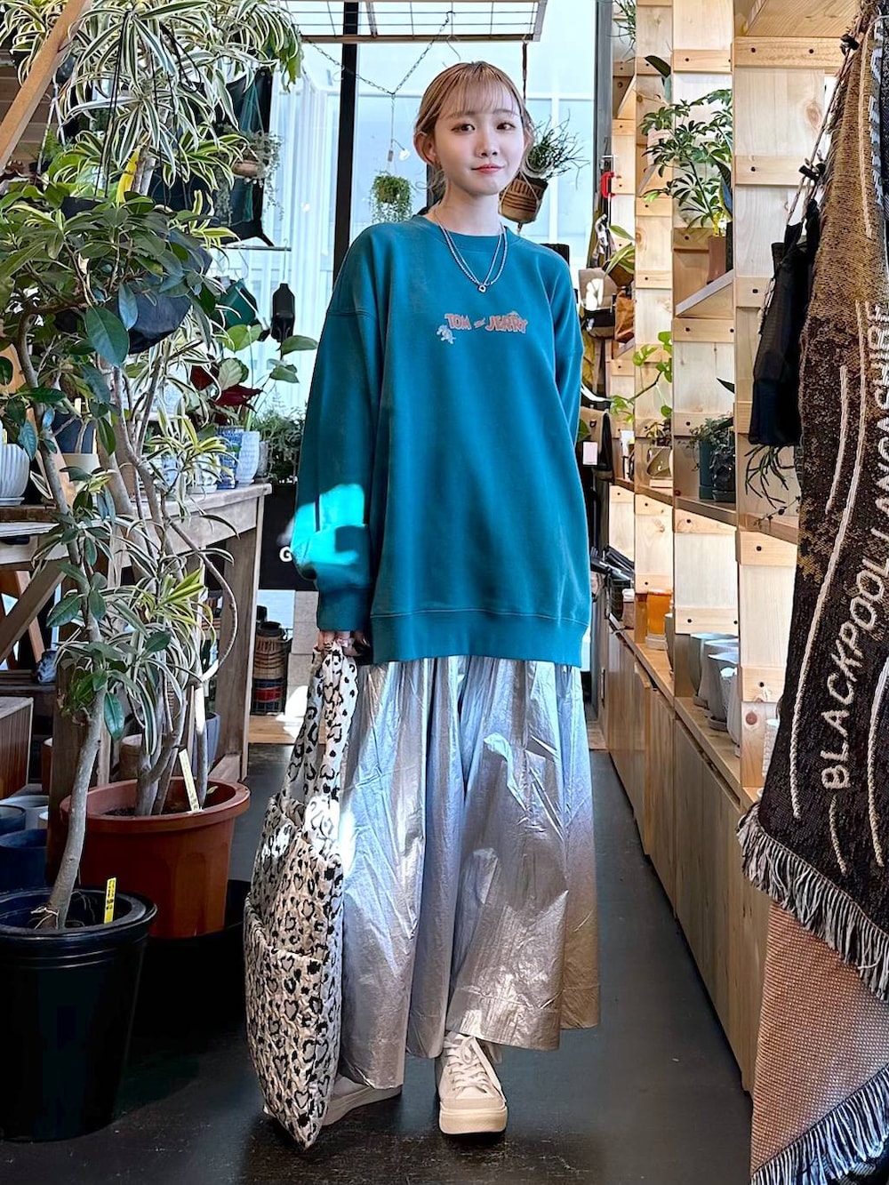 「差し色コーデ、低身長、個性派、デート/ロマンティック、女子会、旅行、niko and ...、ユニセックス、スウェット、ロングスカート、スカート、トートバッグ、バッグ、スニーカー、冬コーデ」｜「niko and...のオリジナルオーガニックレースアップスニーカー（スニーカー、ホワイト系）」を使った、すなぎもさん（レディース・153cm）の冬コーディネートの4枚目の写真