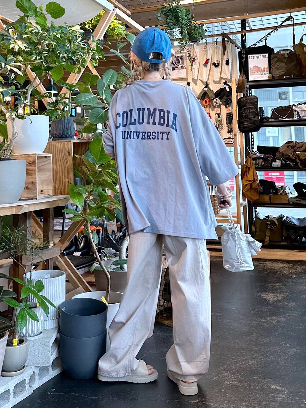 ベージュ系のその他パンツ、グレー系のショルダーバッグ、ブルー系のキャップを着用したレディースの夏コーディネートの4枚目の写真