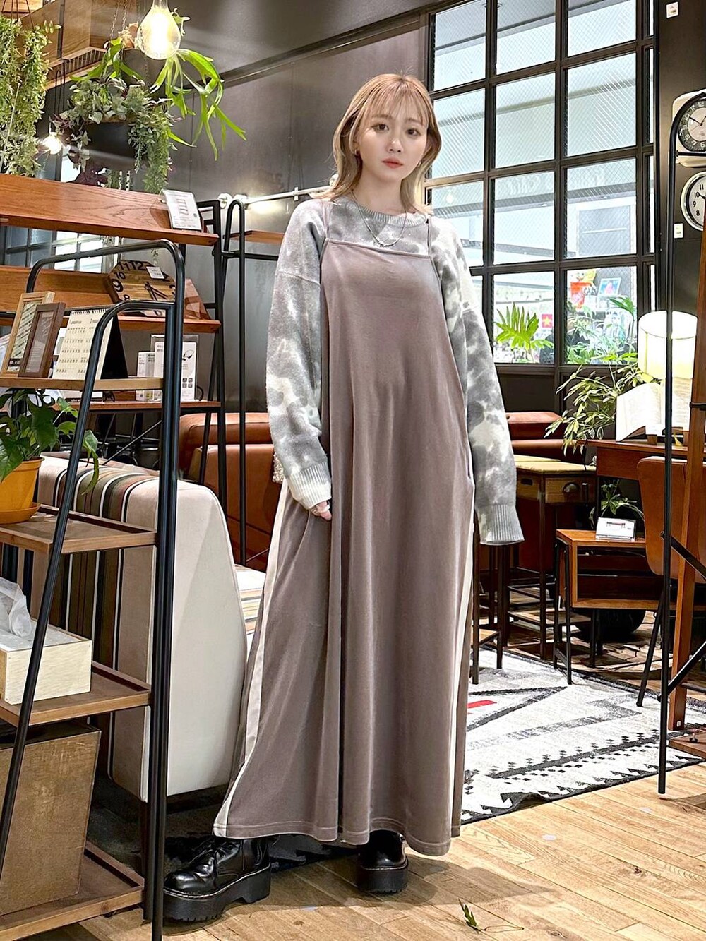 グレー系のニット/セーター、ブラウン系のワンピースを着用したレディースの冬コーディネートの4枚目の写真