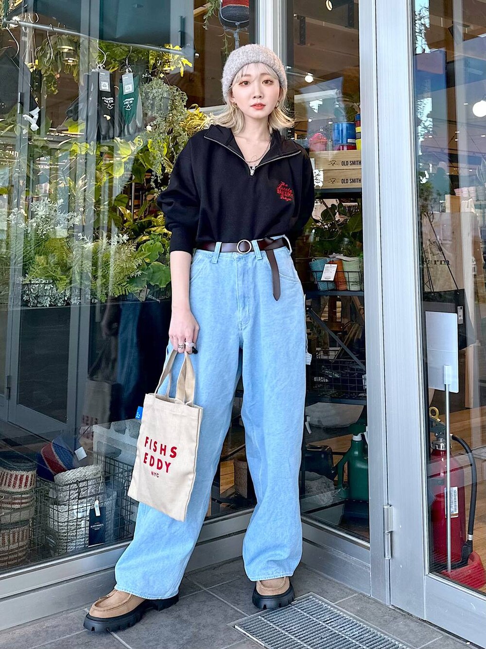 ブルー系のその他パンツ、イエロー系のモカシン/デッキシューズ、ベージュ系のトートバッグを着用したレディースの秋コーディネートの4枚目の写真