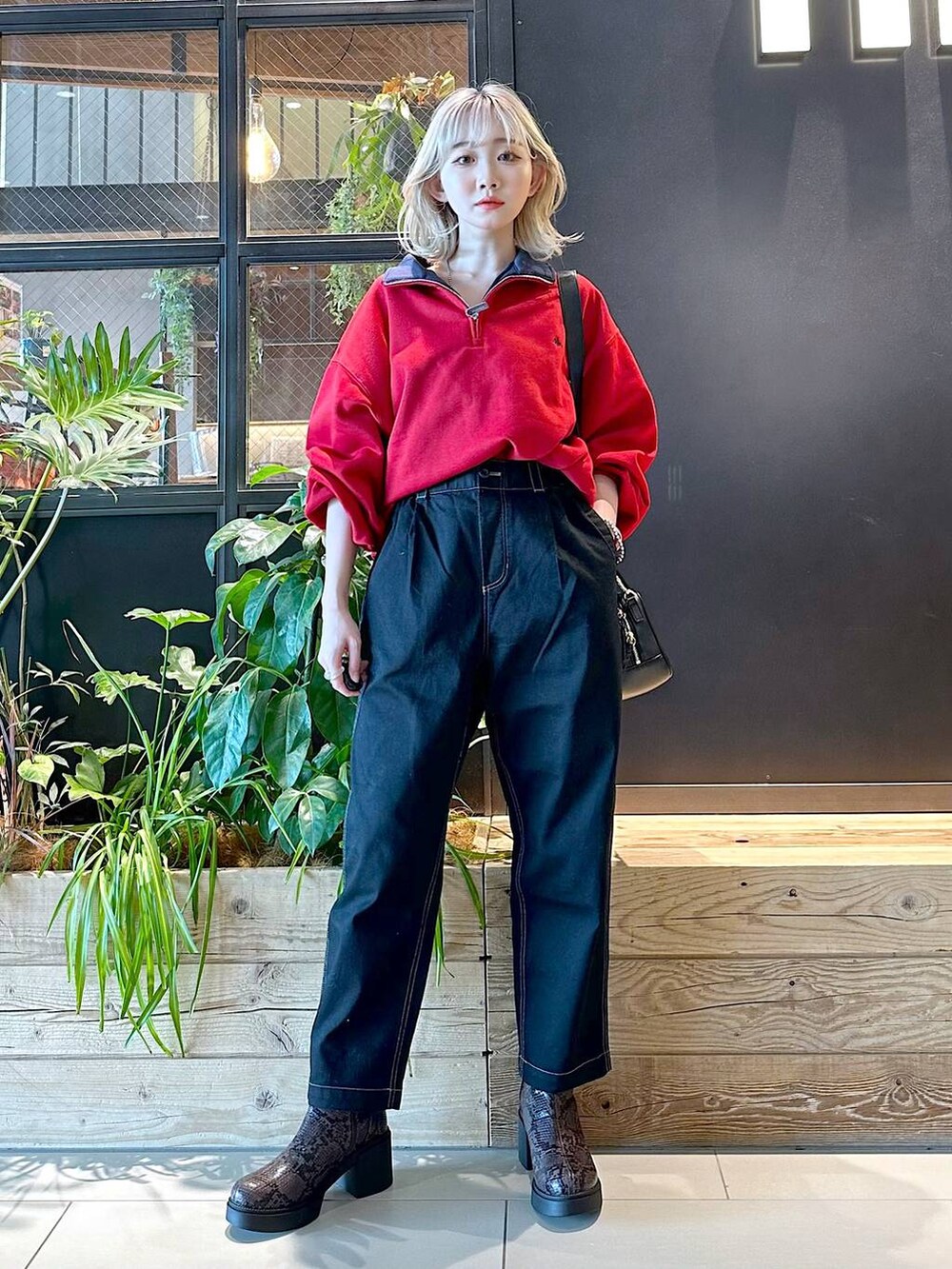 ブラック系のその他パンツ、その他のブーツ、ブラック系のショルダーバッグを着用したレディースの秋コーディネートの3枚目の写真