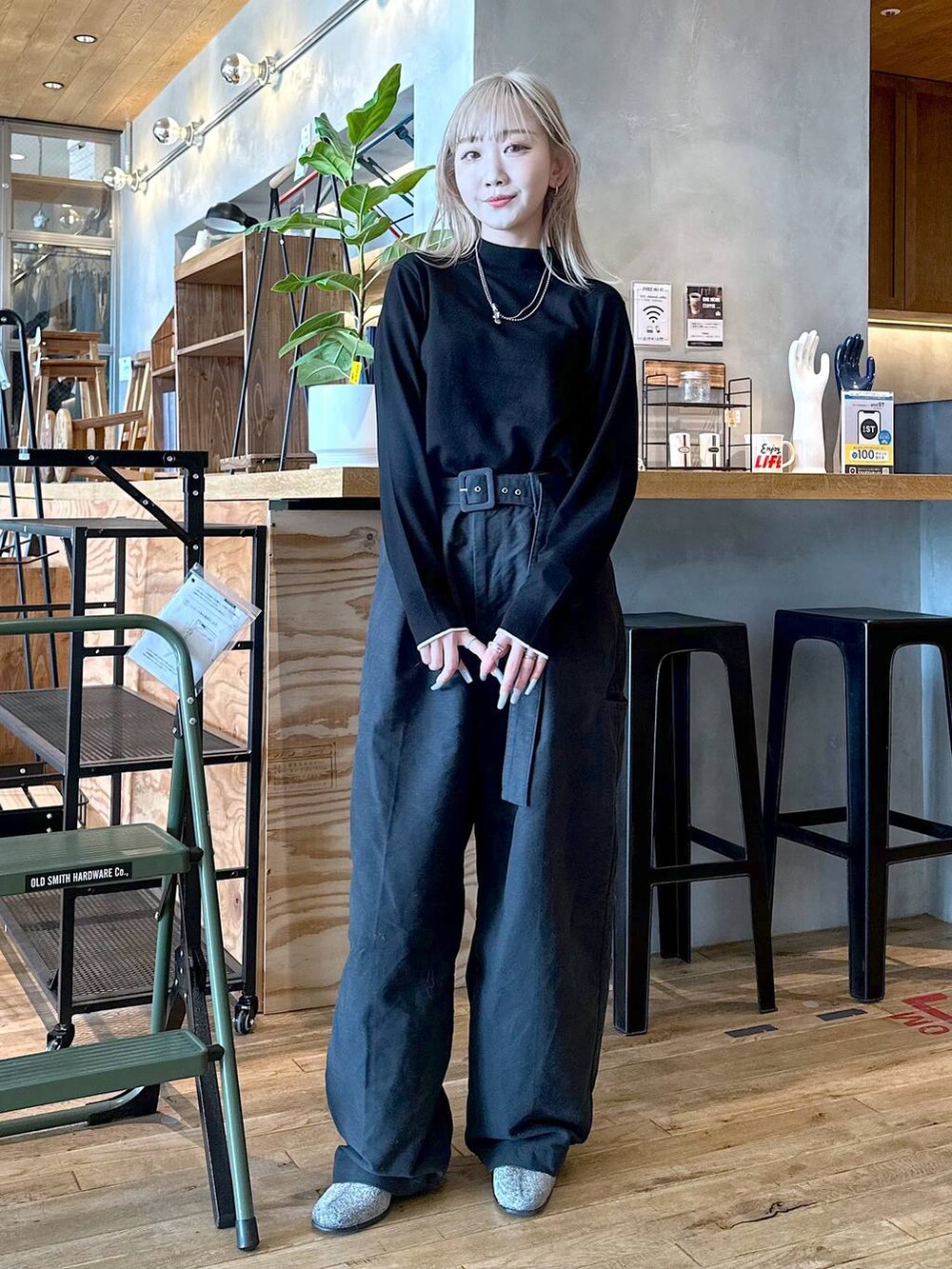 グレー系のその他パンツ、グレー系のブーツ、ブラック系のニット/セーターを着用したレディースの冬コーディネートの4枚目の写真