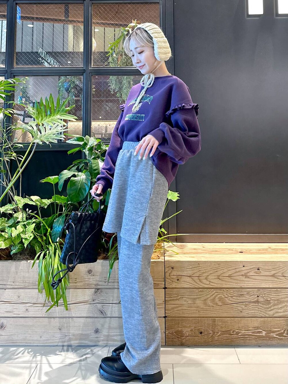 「差し色コーデ、低身長、個性派、デート/ロマンティック、女子会、旅行、niko and...、スウェット、ワイドパンツ、ミニスカート、ハンドバッグ、ショルダーバッグ、バッグ、ショートブーツ、ブーツ」｜「niko and...のオリジナル2WAY巾着ショルダーバッグ（ショルダーバッグ、グレー系）」を使った、すなぎもさん（レディース・153cm）の秋コーディネートの2枚目の写真