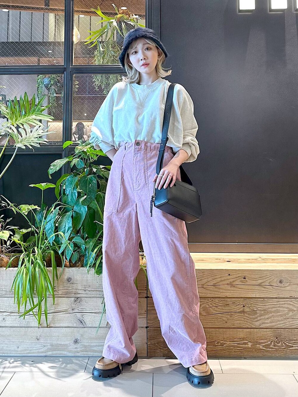 「差し色コーデ、低身長、個性派、デート/ロマンティック、女子会、旅行、niko and...、ハット、スウェット、ワイドパンツ、ショルダーバッグ、バッグ、秋コーデ、冬コーデ、セールコーデ」｜「niko and...のビンテージ風コーデュロイパンツ（その他パンツ、ピンク系）」を使った、すなぎもさん（レディース・153cm）の秋コーディネートの5枚目の写真