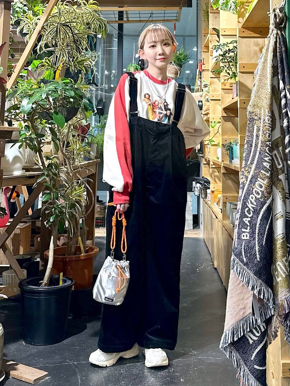 ベージュ系のスニーカー、グレー系のショルダーバッグ、ブラック系のその他パンツを着用したレディースの冬コーディネートの5枚目の写真