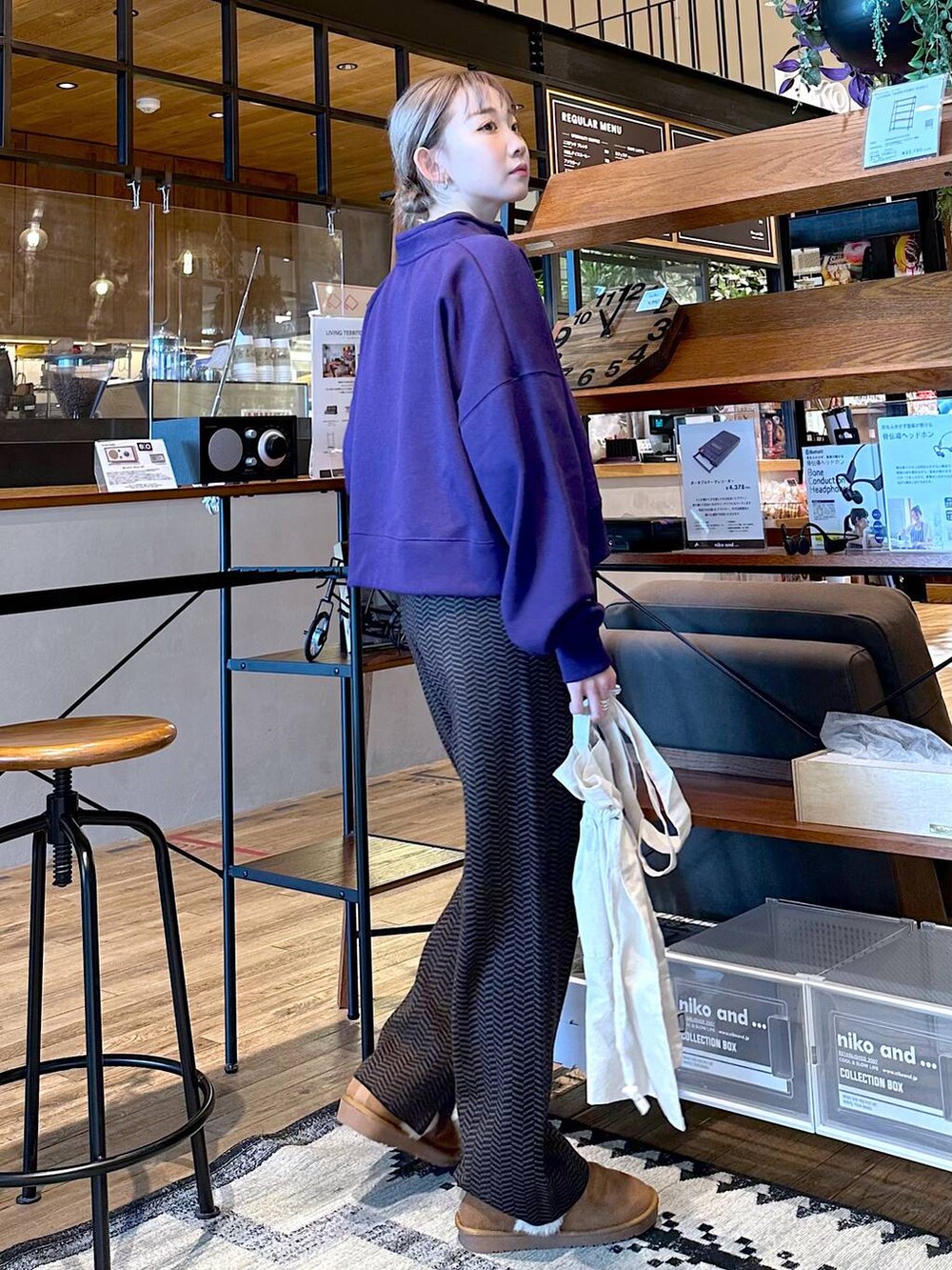 「差し色コーデ、冬コーデ、低身長、個性派、デート/ロマンティック、女子会、旅行、niko and ...、スウェット、ニット、ワイドパンツ、トートバッグ、バッグ、ブーツ、FISHS EDDY」｜「Fishs Eddyの[Fishs Eddy(フィッシュエディ)]巾着トートバッグ（トートバッグ、その他）」を使った、すなぎもさん（レディース・153cm）の冬コーディネートの2枚目の写真