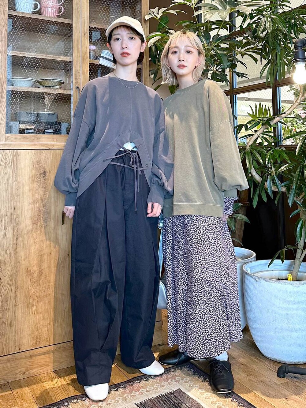 ブラック系のその他シューズ、ベージュ系のその他シューズ、グレー系のショルダーバッグを着用したレディースの夏コーディネートの4枚目の写真