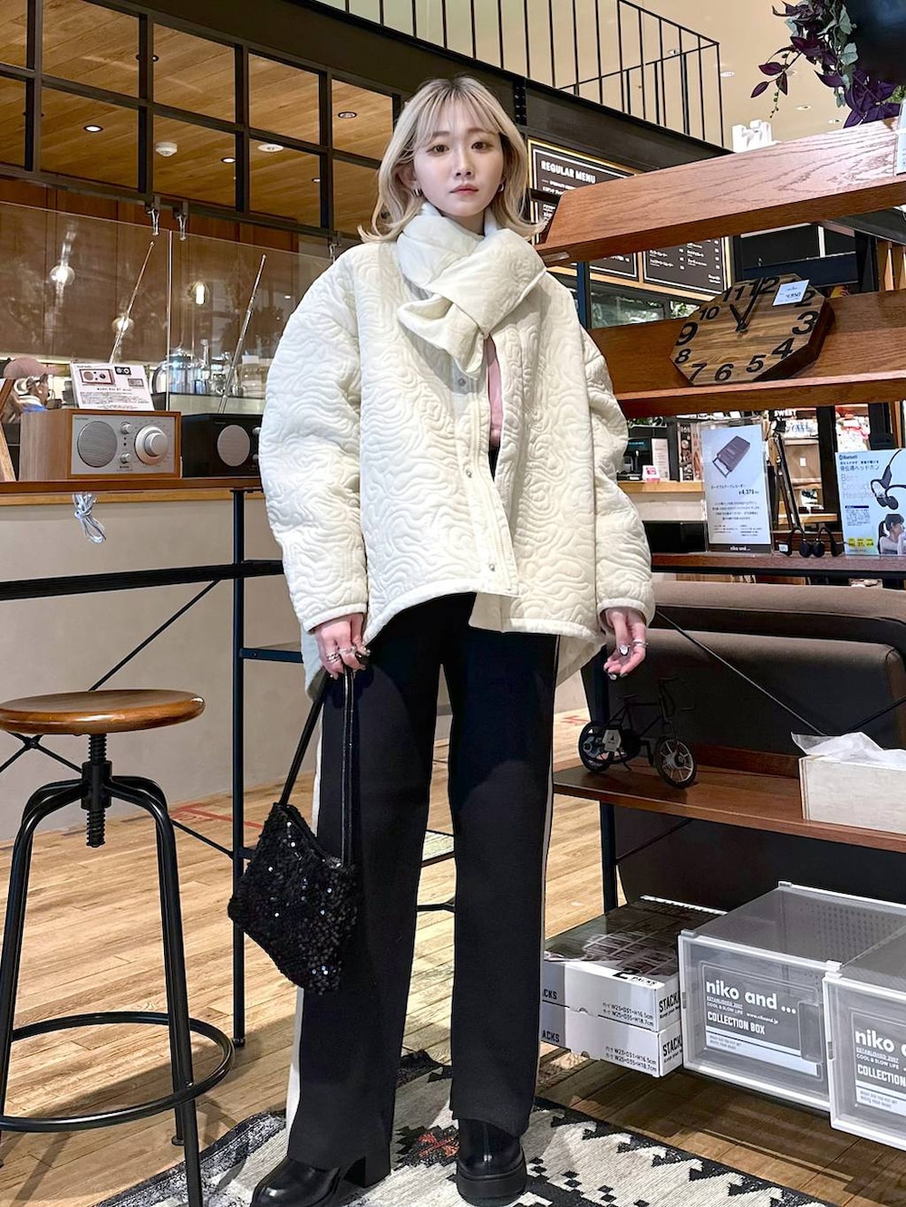 ホワイト系のその他パンツ、ブラック系のブーツ、ベージュ系のブルゾンを着用したレディースの冬コーディネートの4枚目の写真