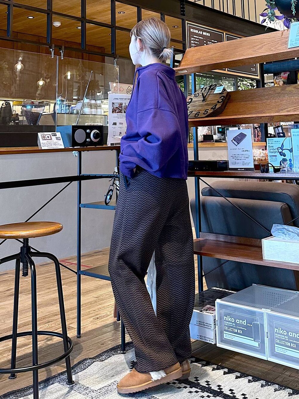 「差し色コーデ、冬コーデ、低身長、個性派、デート/ロマンティック、女子会、旅行、niko and ...、スウェット、ニット、ワイドパンツ、トートバッグ、バッグ、ブーツ、FISHS EDDY」｜「Fishs Eddyの[Fishs Eddy(フィッシュエディ)]巾着トートバッグ（トートバッグ、その他）」を使った、すなぎもさん（レディース・153cm）の冬コーディネートの3枚目の写真