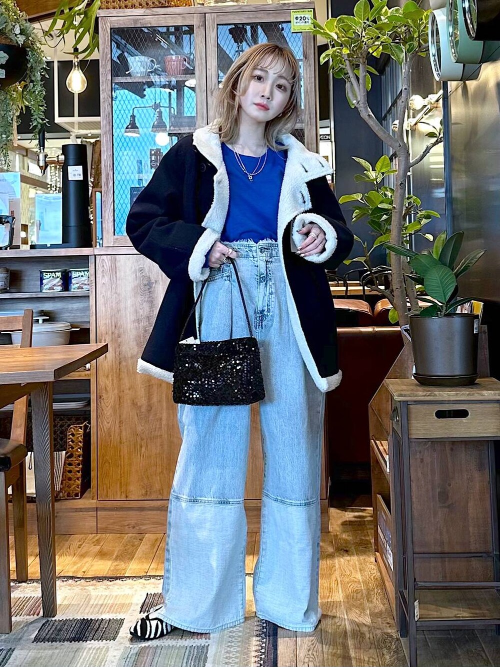 ブルー系のブルゾン、ブルー系のTシャツ/カットソー、その他のパンプスを着用したレディースの冬コーディネートの4枚目の写真