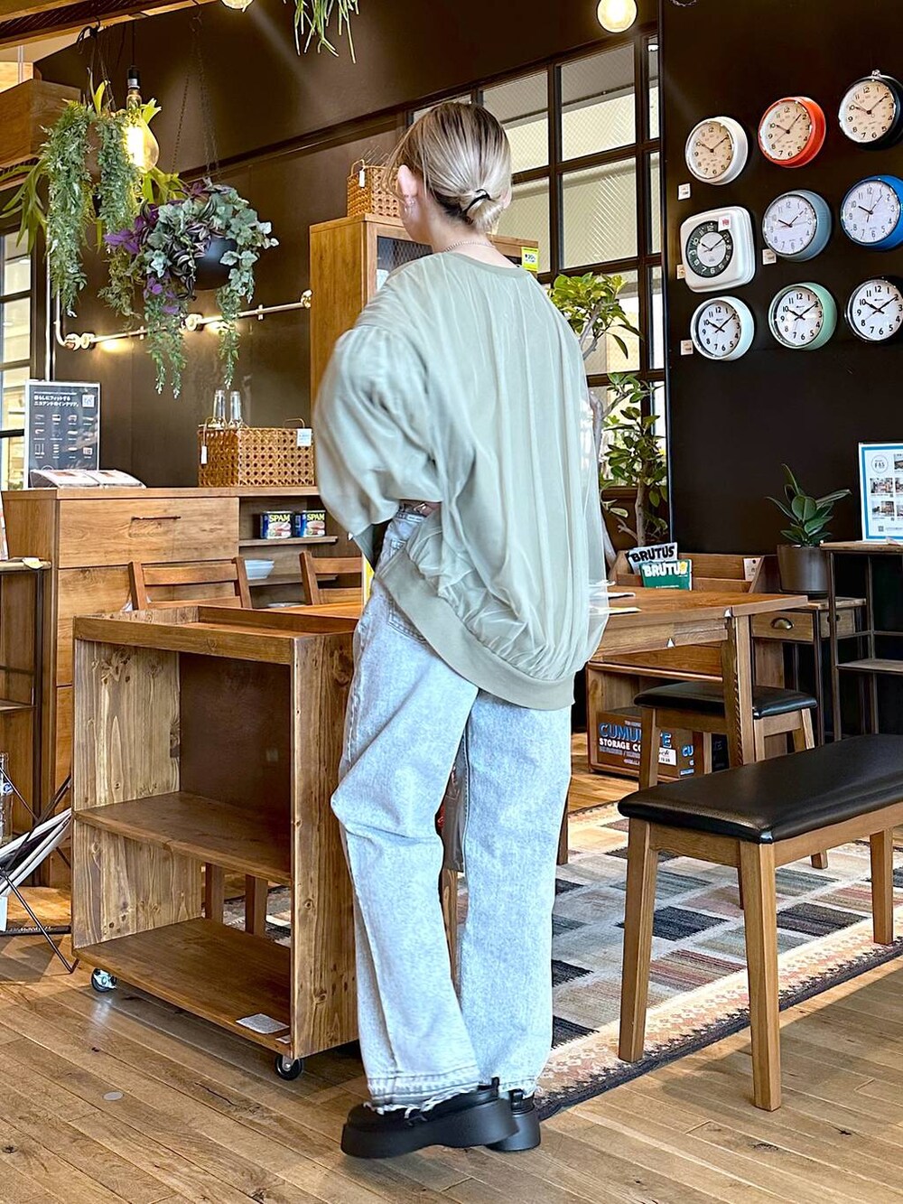 グレー系のショルダーバッグ、ブラック系のその他シューズ、グレー系のデニムパンツを着用したレディースの冬コーディネートの2枚目の写真