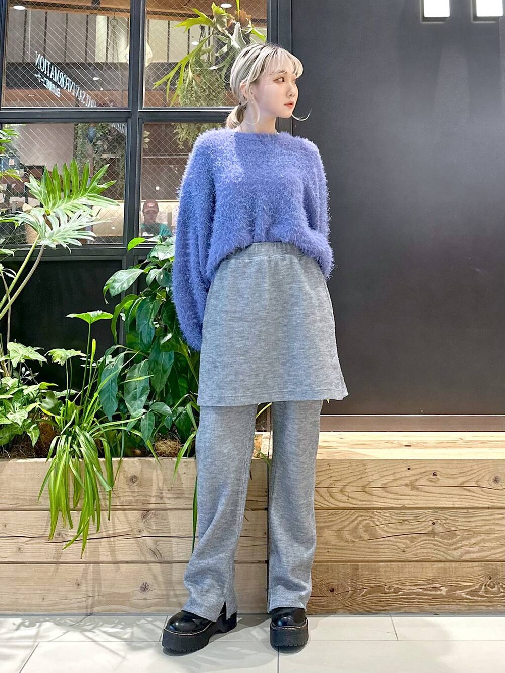 グレー系のその他パンツ、ブルー系のニット/セーター、グレー系のピアス（両耳用）を着用したレディースの秋コーディネートの3枚目の写真