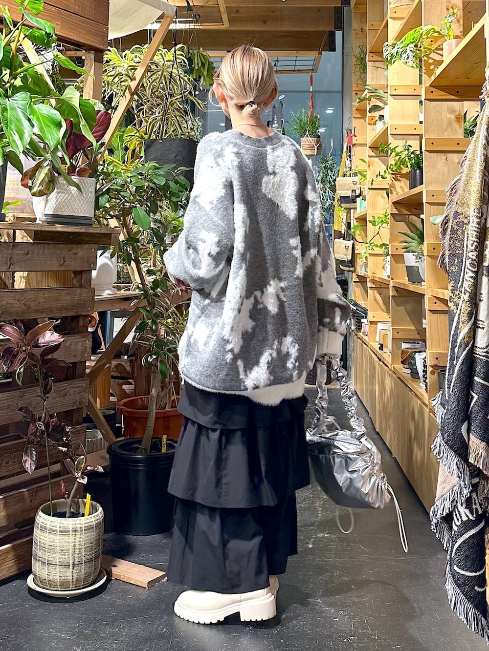 ベージュ系のブーツ、グレー系のショルダーバッグ、グレー系のカーディガン/ボレロを着用したレディースの冬コーディネートの4枚目の写真