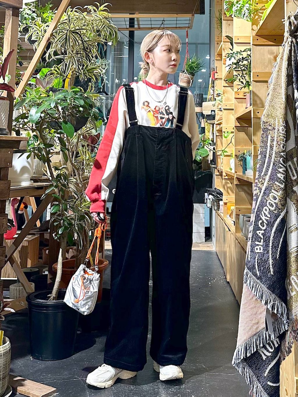 ベージュ系のスニーカー、グレー系のショルダーバッグ、ブラック系のその他パンツを着用したレディースの冬コーディネートの2枚目の写真