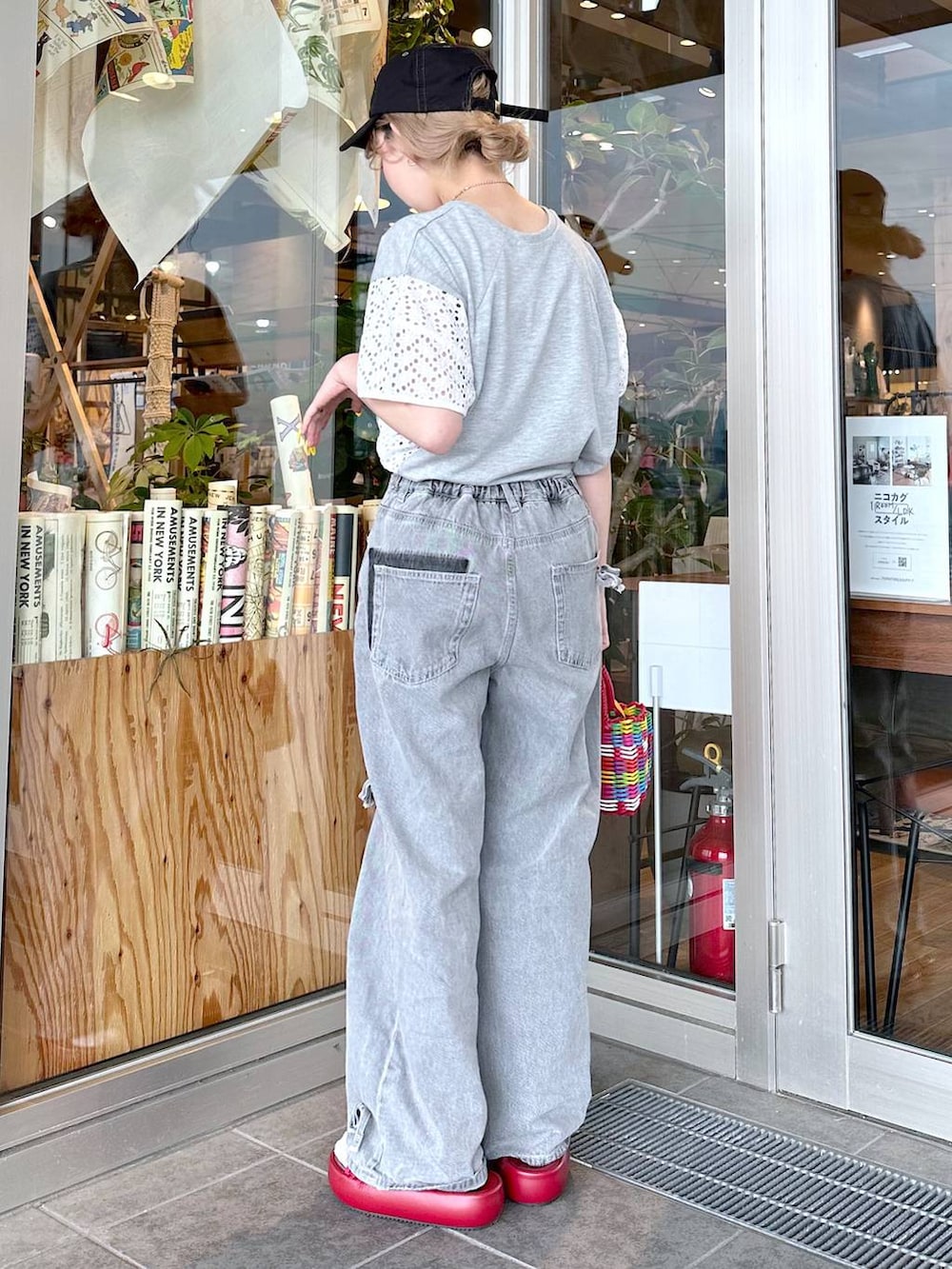 その他のデニムパンツ、レッド系のサンダル、レッド系のハンドバッグを着用したレディースの春コーディネートの2枚目の写真