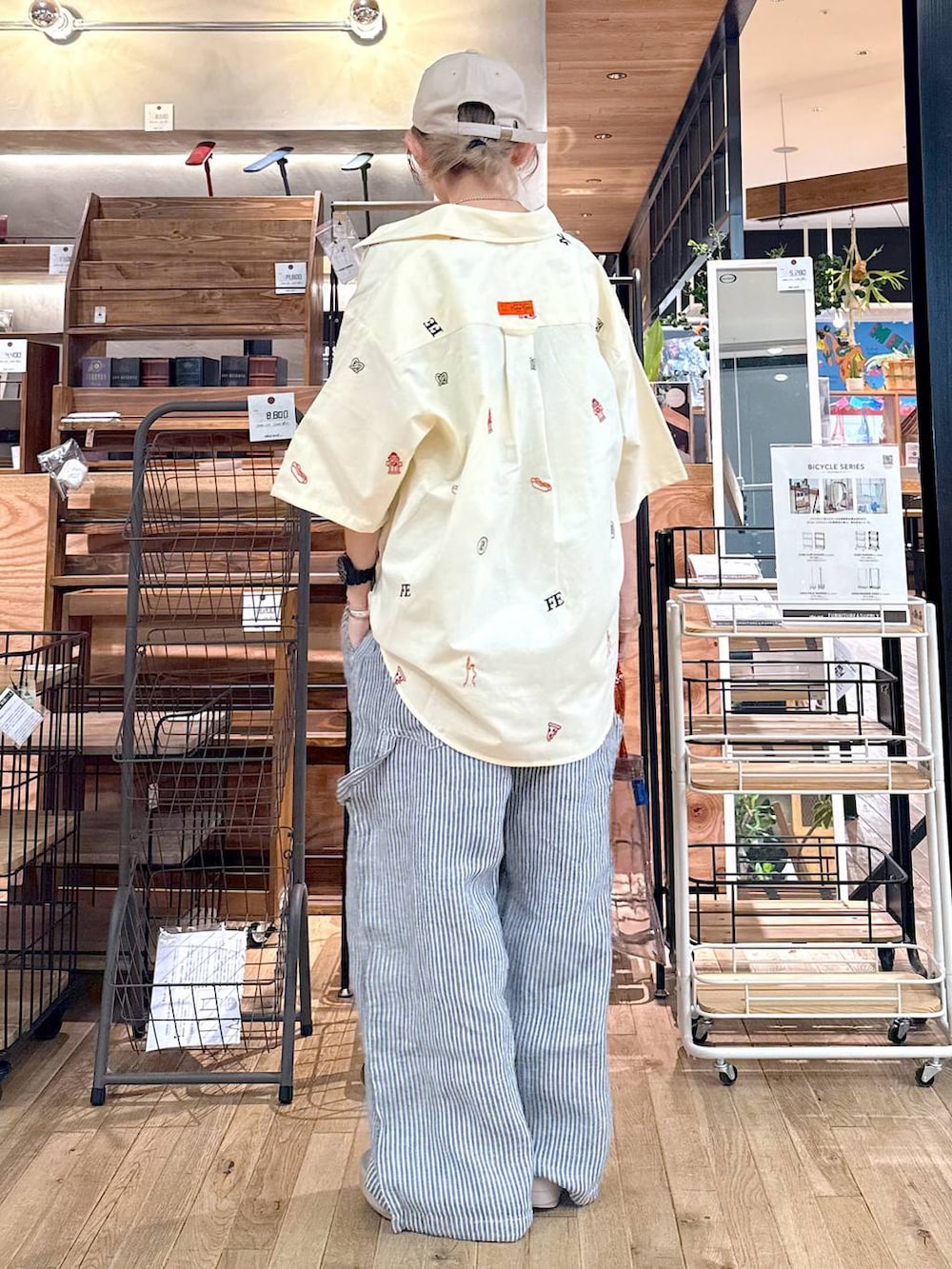 「差し色コーデ、低身長、個性派、デート/ロマンティック、女子会、旅行、niko and ...、キャップ、シャツ、シャツスタイル、オーバーサイズ、サロペット、トートバッグ、ハンドバッグ、バッグ」|「niko and...のオリジナルアソートロゴ刺繍キャップ(キャップ、ベージュ系)」を使った、すなぎもさん(レディース・153cm)の春コーディネートの2枚目の写真