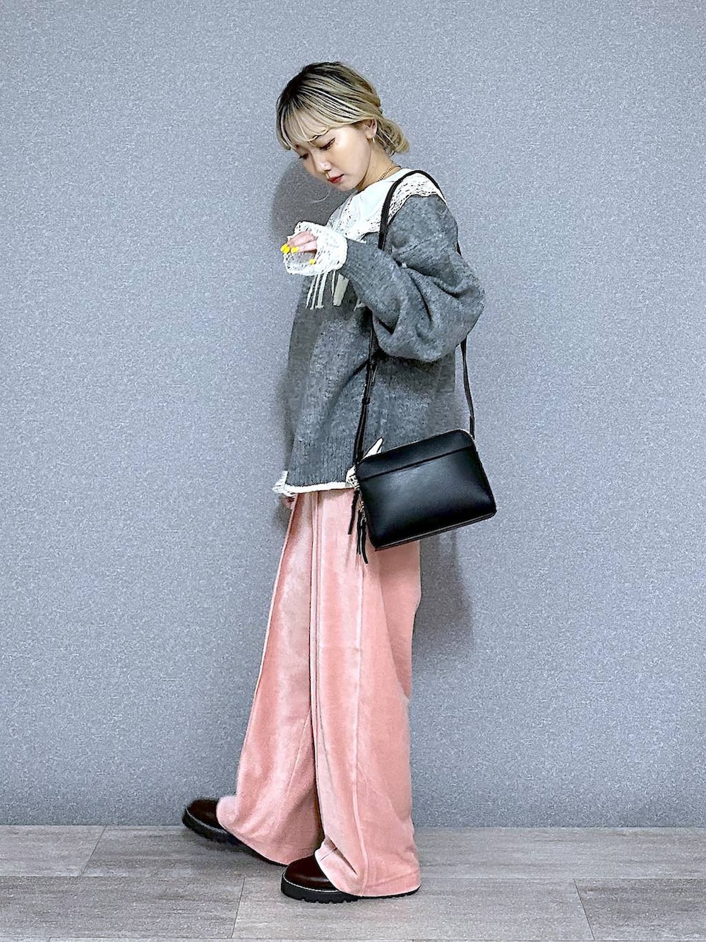 ピンク系のその他パンツ、ブラウン系のその他シューズ、ブラック系のショルダーバッグを着用したレディースの秋コーディネートの2枚目の写真