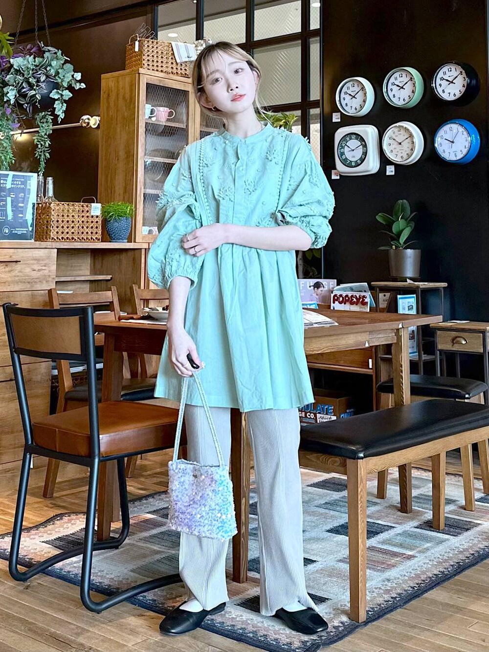 その他のパンプス、ブラウン系のその他パンツ、グレー系のショルダーバッグを着用したレディースの春コーディネートの3枚目の写真