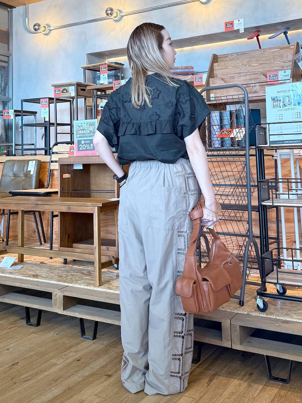 「大人カジュアル、差し色コーデ、低身長、個性派、デート/ロマンティック、女子会、旅行、niko and ...、シャツ、ブラウス、ワイドパンツ、パンツ、モノトーン、ショルダーバッグ、バッグ」｜「niko and...のオリジナルマルチ4ポケットショルダーバッグ（ショルダーバッグ、ブラウン系）」を使った、すなぎもさん（レディース・153cm）の夏コーディネートの3枚目の写真