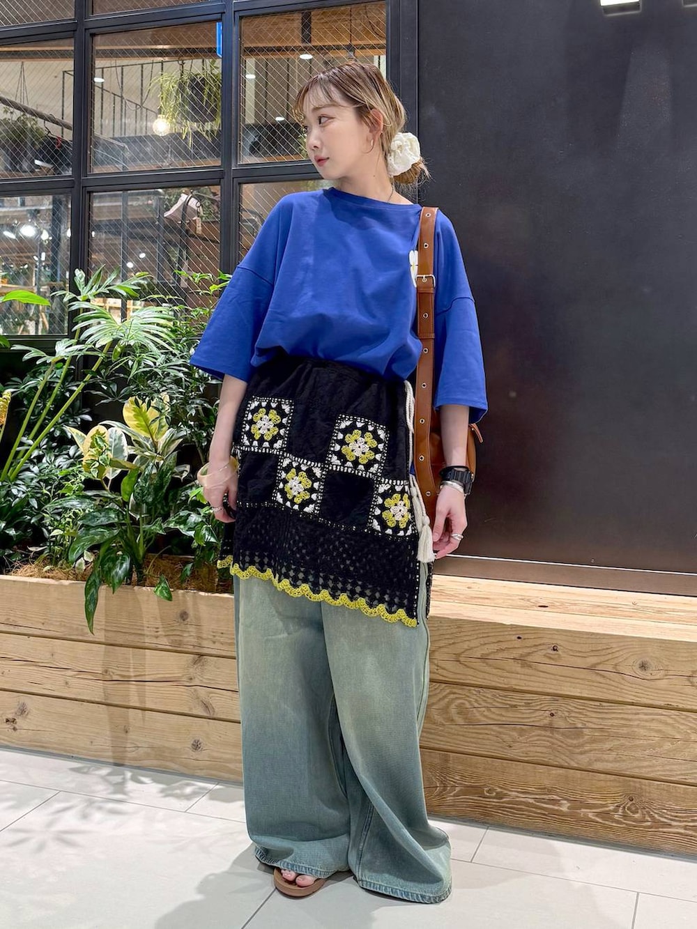 ブラウン系のショルダーバッグ、イエロー系のサンダル、ホワイト系のスカートを着用したレディースの夏コーディネートの3枚目の写真