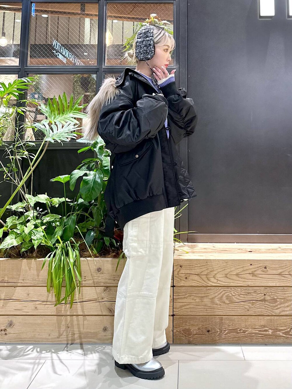 「差し色コーデ、低身長、個性派、デート/ロマンティック、女子会、旅行、niko and...、アウター、ニット、ワイドパンツ、ショートブーツ、秋コーデ、冬コーデ、オーバーサイズ、セールコーデ」｜「niko and...のN-3Bフライトコート（ブルゾン、ブラック系）」を使った、すなぎもさん（レディース・153cm）の秋コーディネートの4枚目の写真