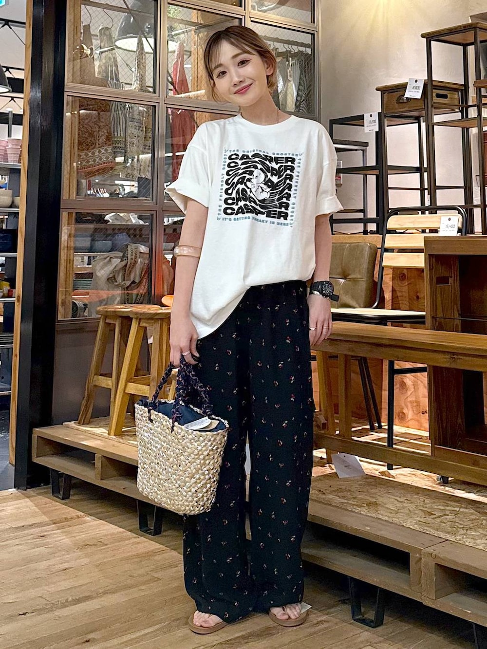 イエロー系のサンダル、ブラック系のその他パンツ、グレー系のかごバッグを着用したレディースの夏コーディネートの4枚目の写真