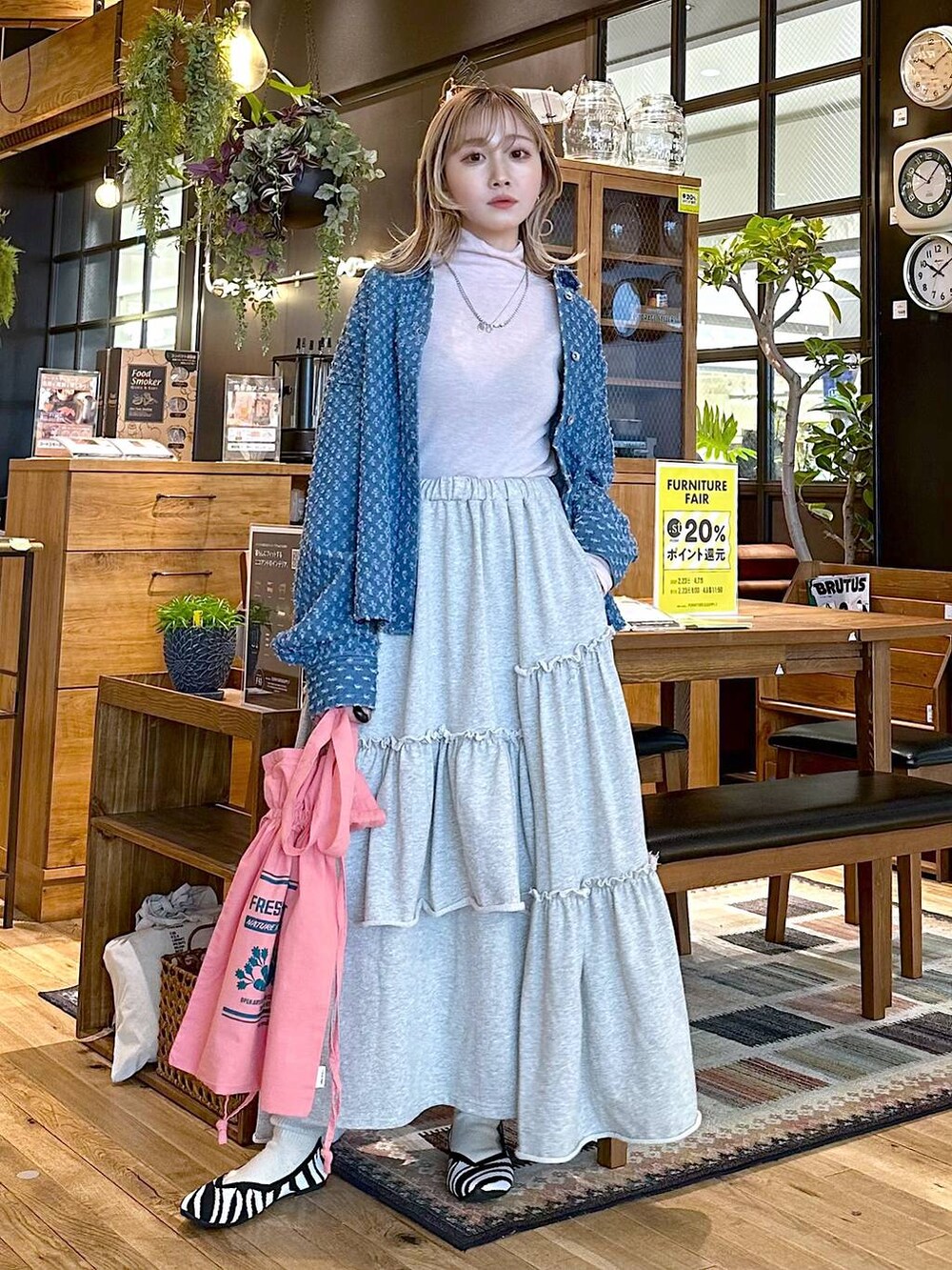 「差し色コーデ、低身長、個性派、デート/ロマンティック、女子会、旅行、niko and ...、シャツ、スウェット、ロングスカート、スカート、トートバッグ、バッグ、パンプス、春コーデ」｜「niko and...のオリジナル巾着トートバッグ（トートバッグ、ピンク系）」を使った、すなぎもさん（レディース・153cm）の冬コーディネートの4枚目の写真