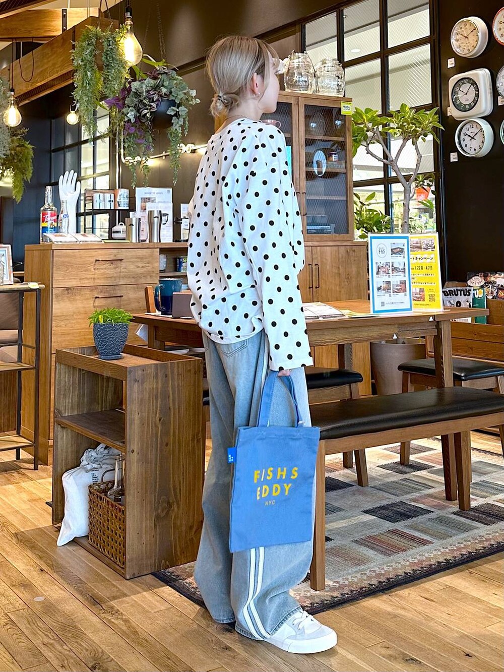 ホワイト系のスニーカー、ブルー系のトートバッグ、ホワイト系のTシャツ/カットソーを着用したレディースの冬コーディネートの2枚目の写真