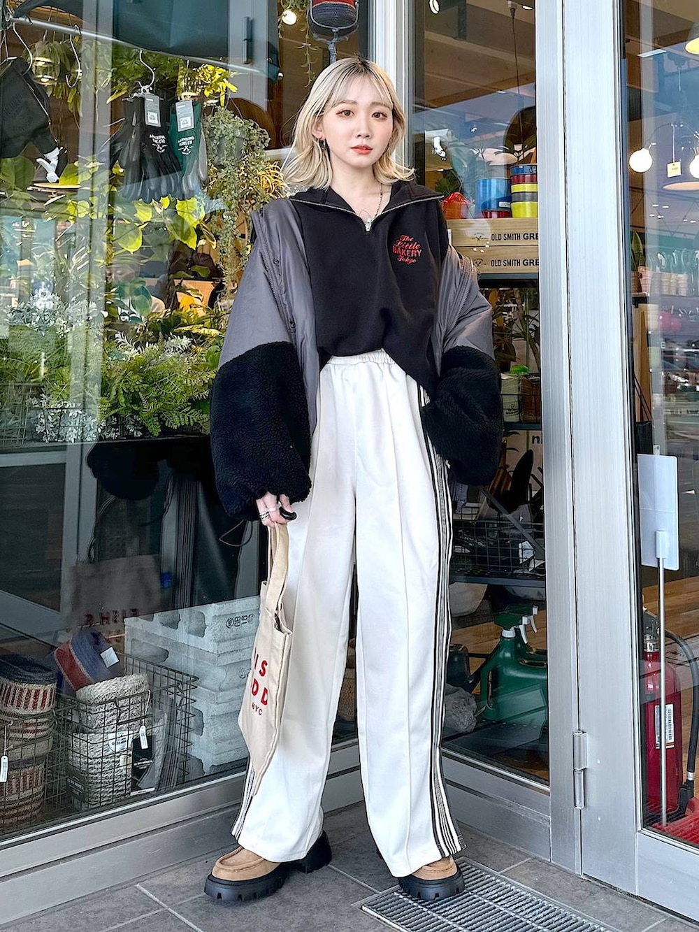 イエロー系のモカシン/デッキシューズ、ベージュ系のトートバッグ、ベージュ系のその他パンツを着用したレディースの秋コーディネートの4枚目の写真