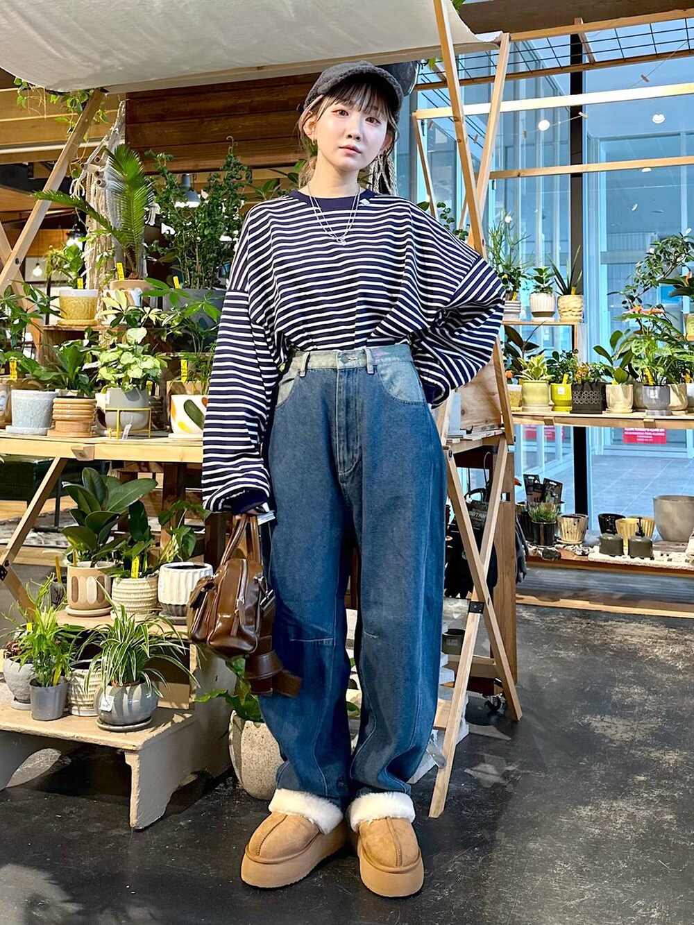 ブルー系のその他パンツ、ブラウン系のショルダーバッグ、イエロー系のスリッポンを着用したレディースの秋コーディネートの3枚目の写真