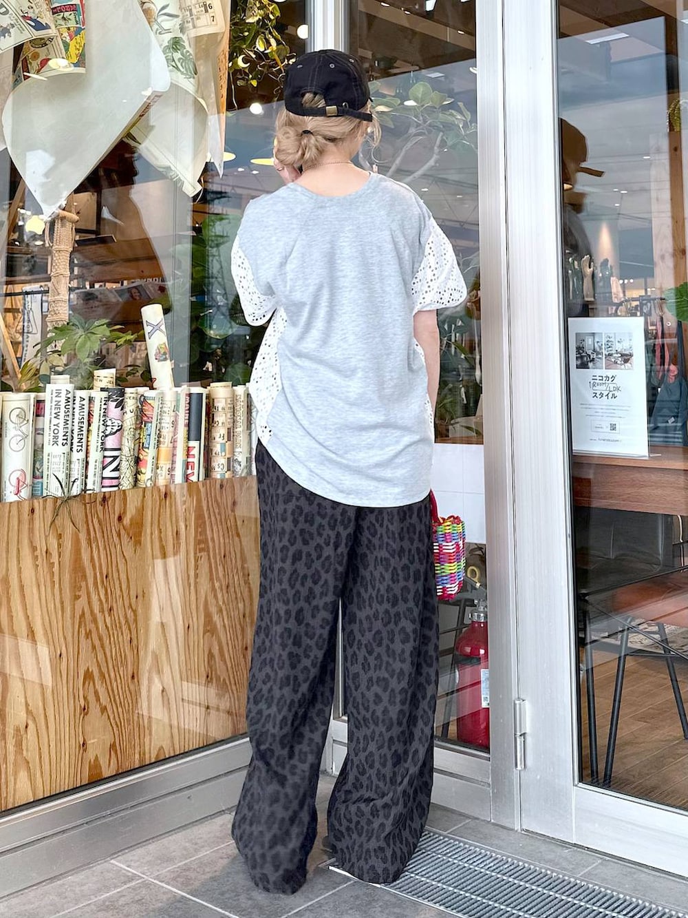 グレー系のその他パンツ、レッド系のサンダル、レッド系のハンドバッグを着用したレディースの春コーディネートの3枚目の写真