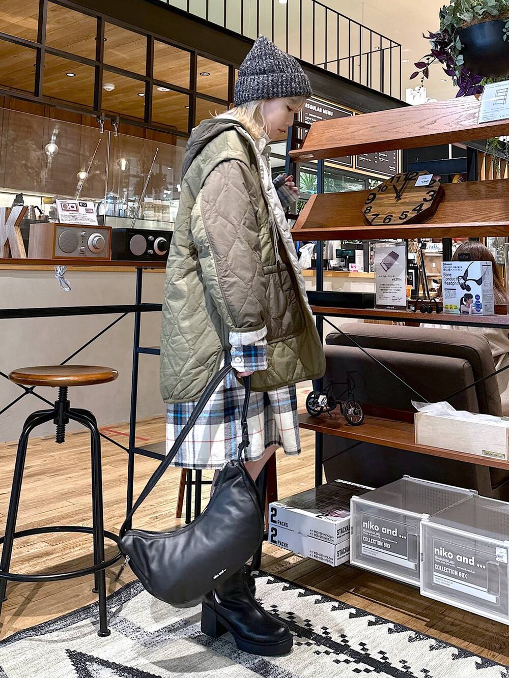 「差し色コーデ、低身長、個性派、デート/ロマンティック、女子会、旅行、niko and ...、ニット帽、ミリタリー、ミリタリージャケット、シャツ、シャツワンピース、Tシャツ、ロンT、アウター」｜「niko and...のSilver925 フープピアス（ピアス（両耳用）、グレー系）」を使った、すなぎもさん（レディース・153cm）の冬コーディネートの3枚目の写真