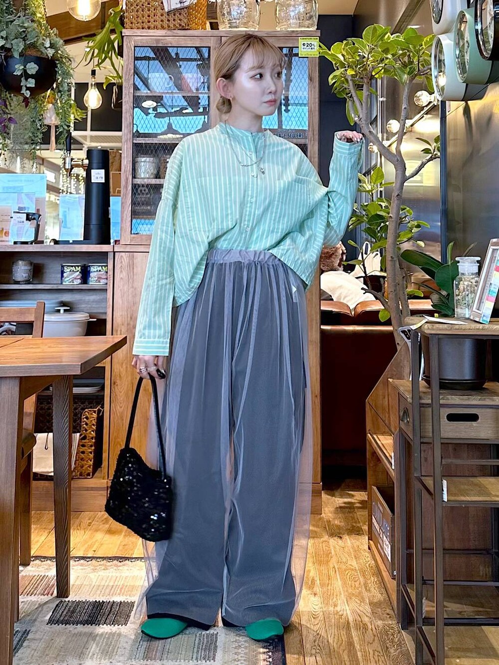 ブラック系のその他パンツ、グリーン系のパンプス、ブラック系のショルダーバッグを着用したレディースの冬コーディネートの3枚目の写真