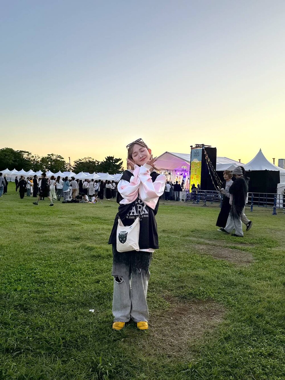 ホワイト系のショルダーバッグ、ブラック系のデニムパンツ、その他のTシャツ/カットソーを着用したレディースの秋コーディネートの3枚目の写真