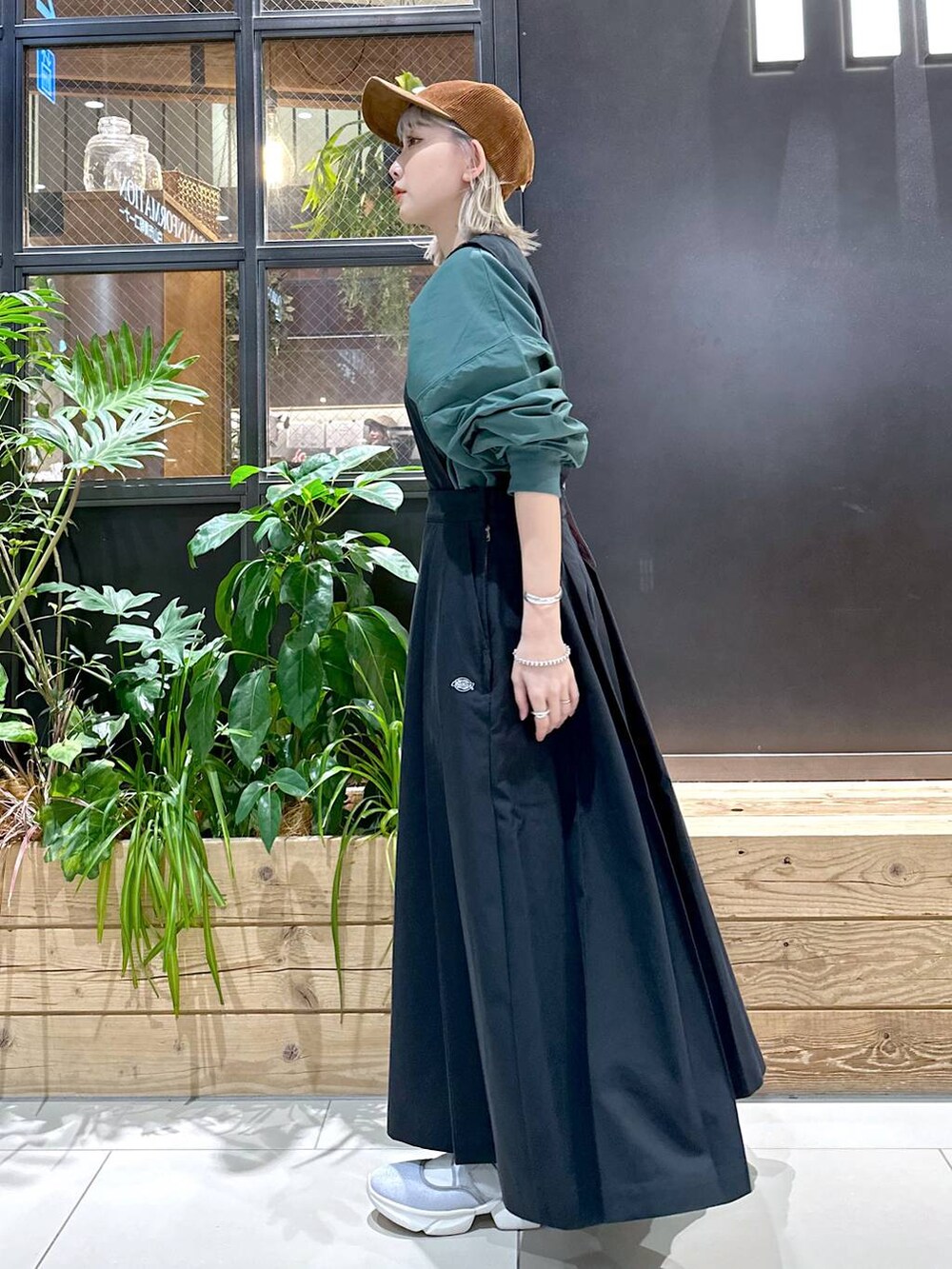 パープル系のショルダーバッグ、グレー系のスニーカー、グリーン系のスウェットを着用したレディースの秋コーディネートの3枚目の写真